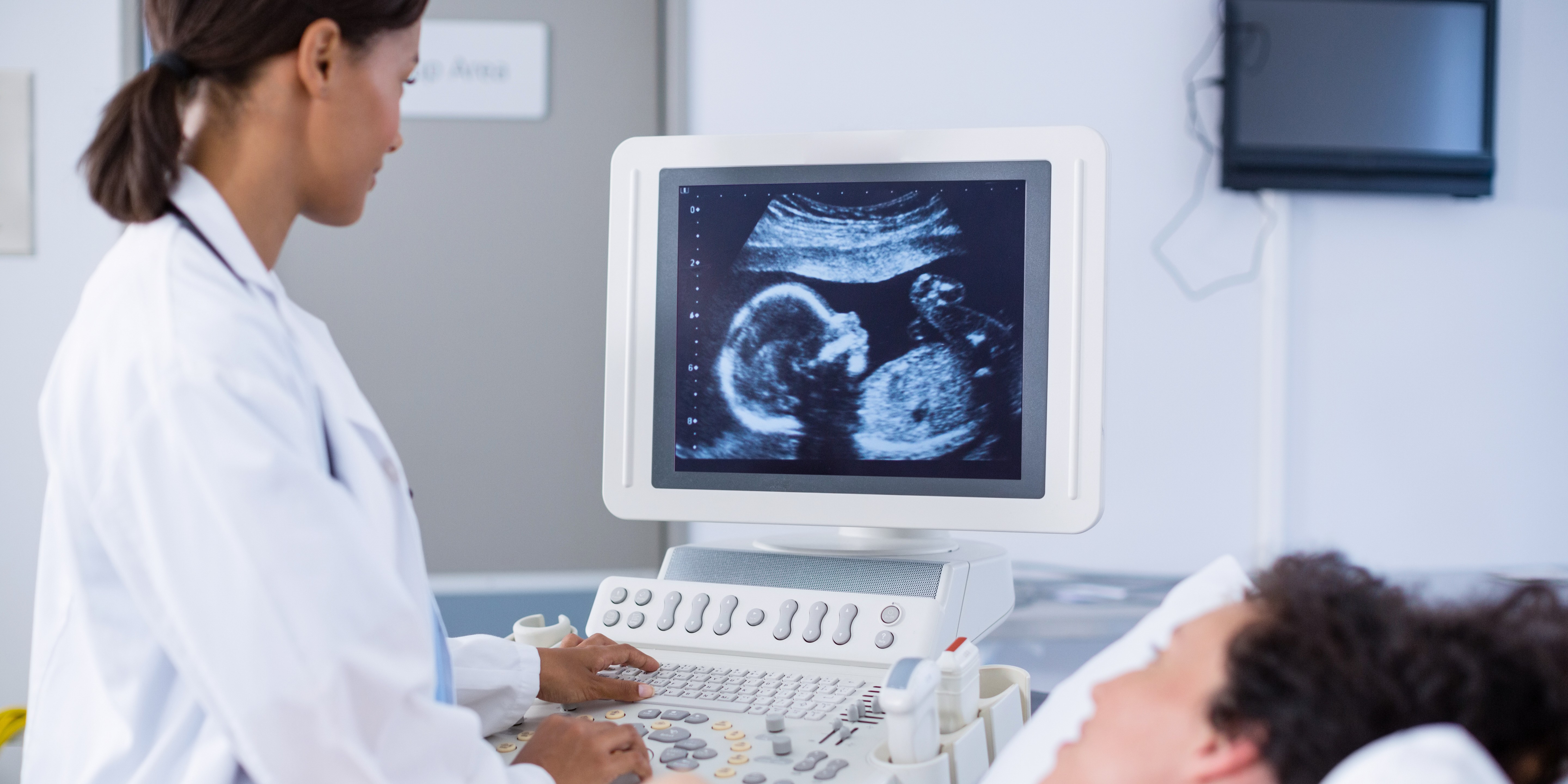 doctor-doing-ultrasound-scan-for-pregnant-woman-2025-04-04-00-11-27-utc2